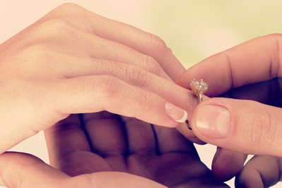 Jak wybrać pierścionek zaręczynowy?