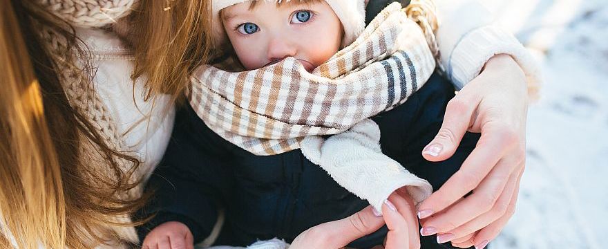 Jak ubrać małe dziecko aby go nie przegrzać? Mamy radzą