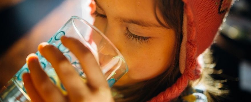 Zdrowe nawyki: jak nauczyć dziecko pić wodę?