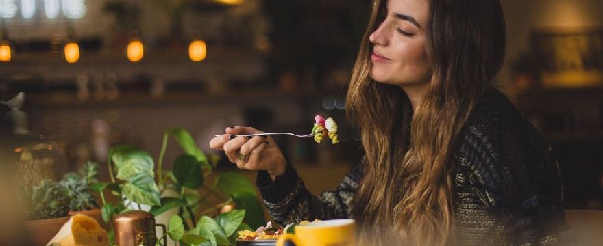 DIETETYK radzi: co jeść na płodność kobiety? Dieta która poprawia płodność
